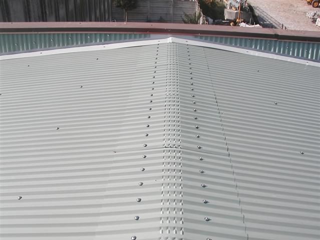 Installation of Sand 20 profiled sheet on industrial property